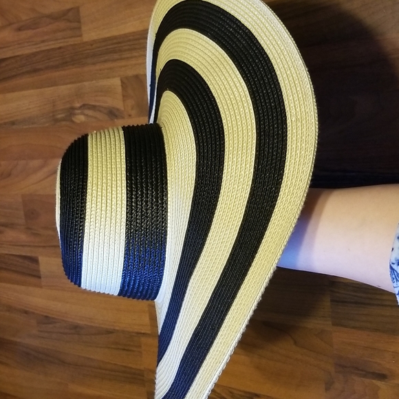 Kate Landry Cream & Black Chic Striped Floppy Summer Sun Hat - Picture 8 of 9